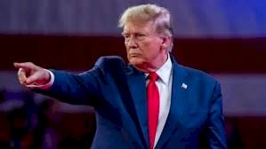 Trump fala em deportação de imigrantes ilegais em mensagem pelo Dia dos Namorados